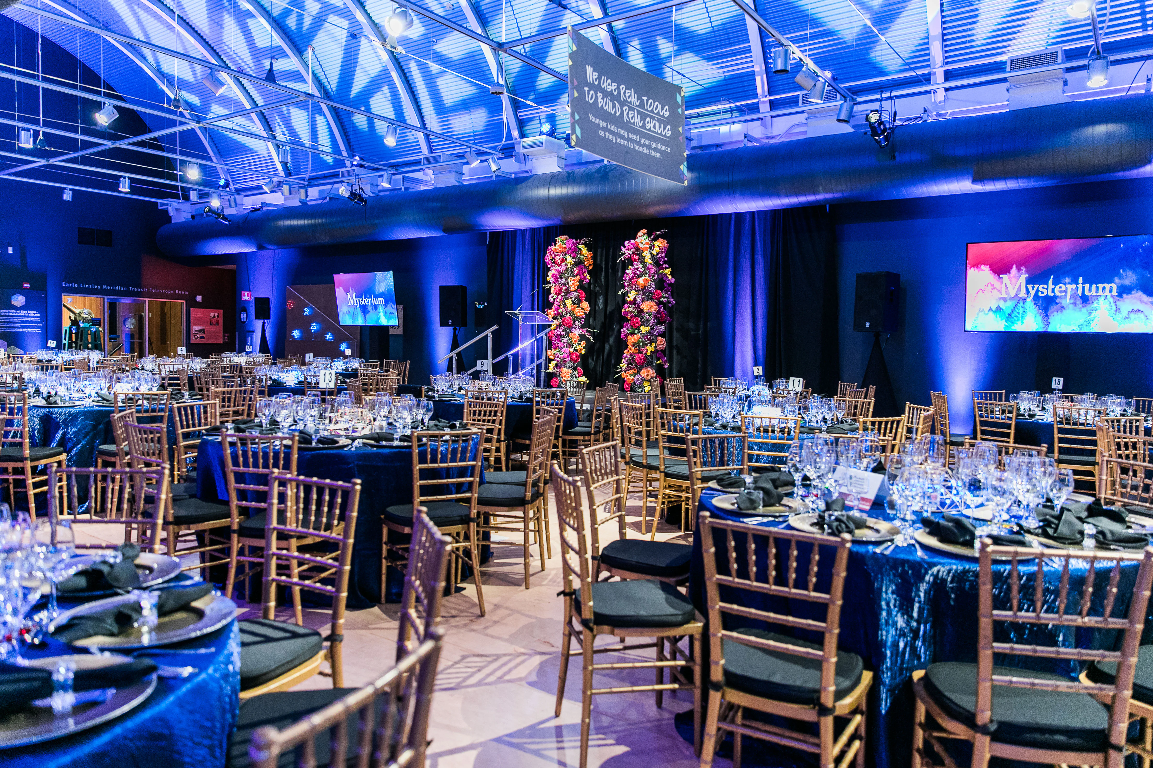 Corporate dining event ceiling pattern wash lighting