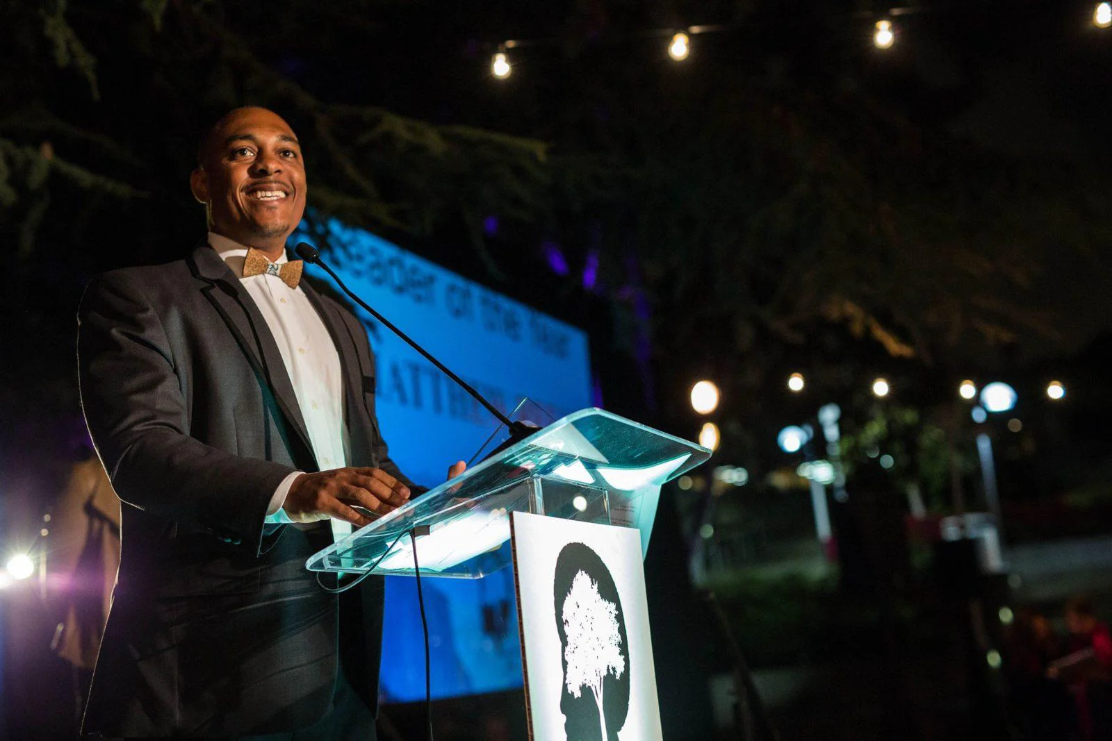 Speaker podium lighting for non-profit event
