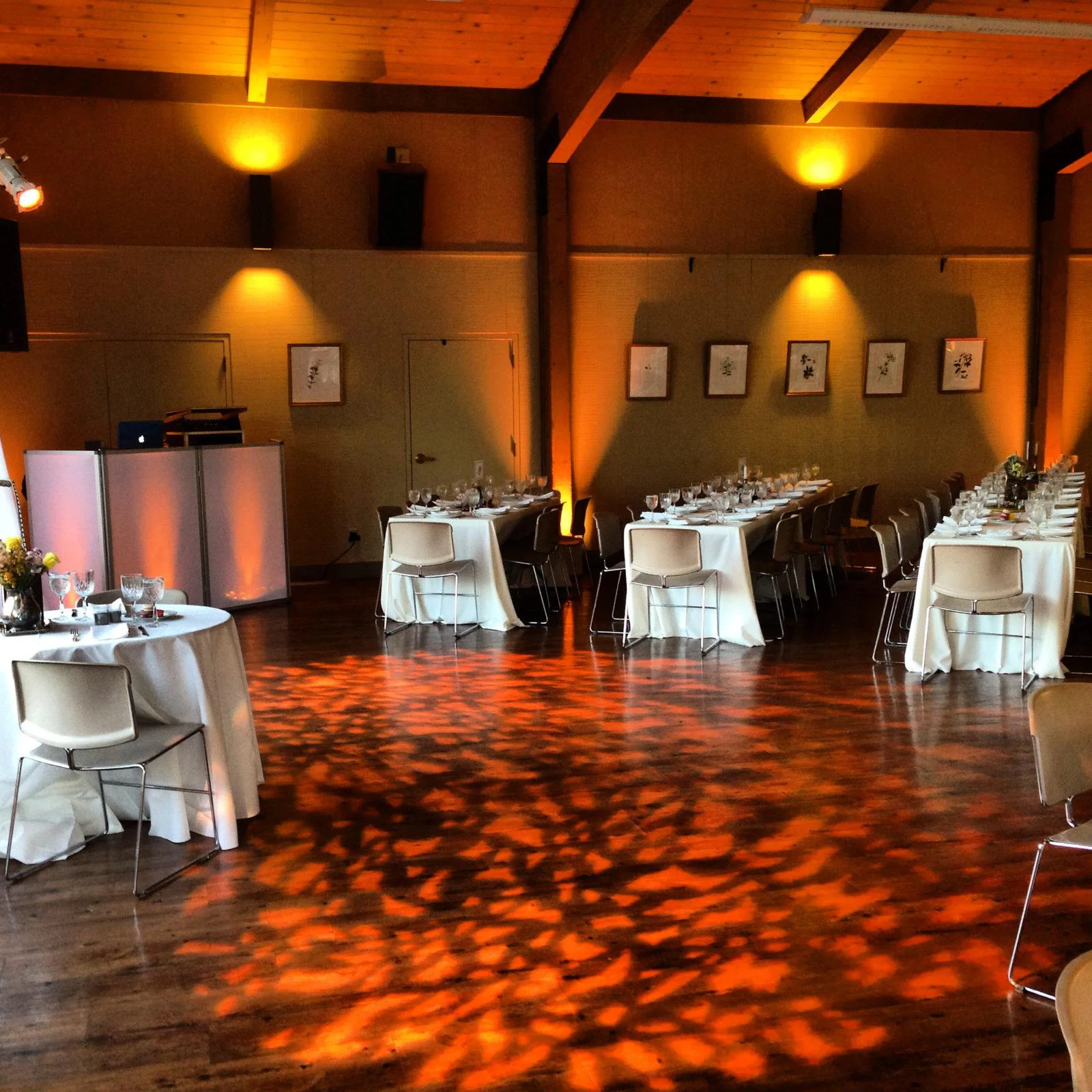 Dance floor pattern wash lighting for event